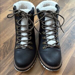 Dunes Lace Up Faux Fur size 9